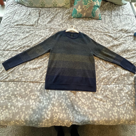 Lululemon Merino Wool Sweater. Rarely worn by my daughters loser ex-boyfriend - Picture 5 of 10